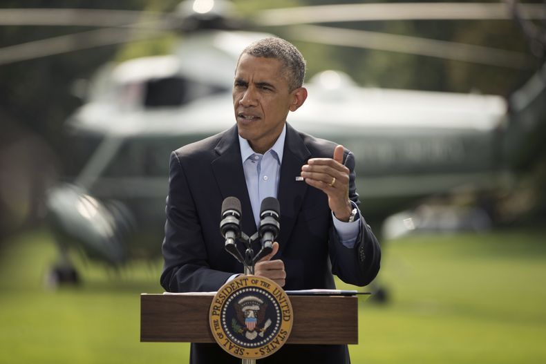 El presidente Barack Obama habla en el Jard&iacute;n Sur de la Casa Blanca en Washington, el s&aacute;bado 9 de agosto de 2014, antes de partir en el helic&oacute;ptero presidencial. (Foto AP/Pablo Mart&iacute;nez Monsiv&aacute;is)