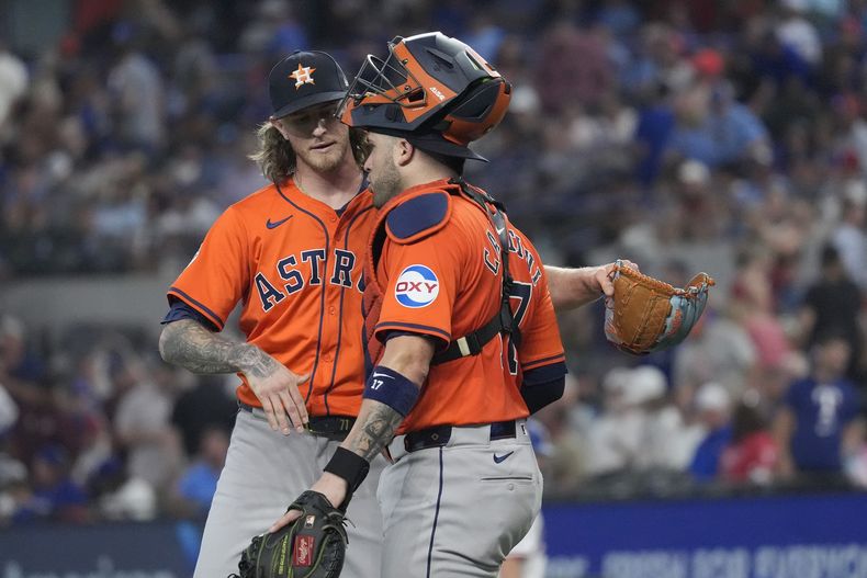 El lanzador de los Astros de Houston, Josh Hader, a la izquierda, y Victor Caratini (17) celebran después del último out que puso fin a la novena entrada contra los Rangers de Texas en Arlington, Texas, el miércoles 7 de agosto de 2024. (AP Foto/LM Otero)