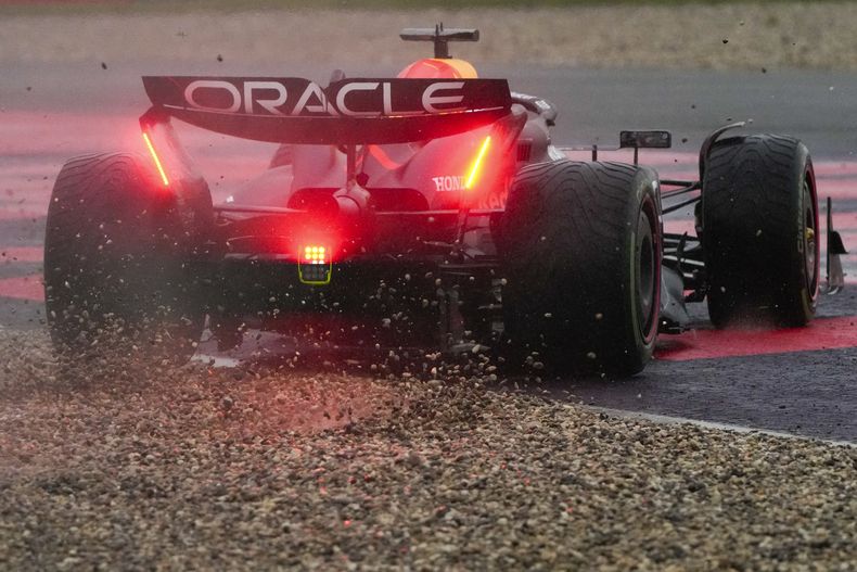 El holandés Max Verstappen, piloto de Red Bull, se sale del circuito durante la clasificación sprint para el Gran Premio de China de la Fórmula Uno, el viernes 19 de abril de 2024, en el Circuito Internacional de Shanghái. (AP Foto/Andy Wong)