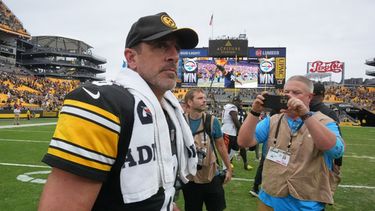Aaron Rodgers, izquierda, quarterback de los Steelers de Pittsburgh, después de la victoria sobre los Bengals de Cincinnati en partido de la NFL, el domingo 27 de septiembre de 2026, en Pittsburgh. (AP Foto/Gene J. Puskar)