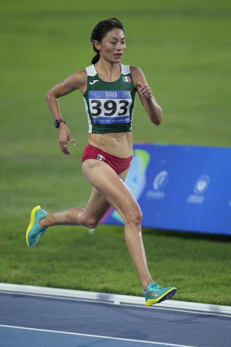 La mexicana Laura Galván disputa la final de los 10.000 metros en los Juegos Centroamericanos y del Caribe en San Salvador, el jueves 6 de julio de 2023 (AP Foto/Arnulfo Franco)