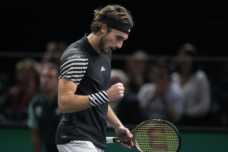 Griego Stefanos Tsitsipas celebra tras ganar un punto ante el alemán Alexander Zverev en el encuentro de la tercera ronda del Masters de París el jueves 2 de noviembre del 2023. (AP Foto/Michel Euler)