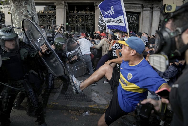Manifestantes contra el gobierno cargan contra la policía que custodia el Congreso donde los legisladores debaten una reforma impulsada por el presidente argentino, Javier Milei, en Buenos Aires, Argentina, el jueves 1 de febrero de 2024. La propuesta incluye una amplia variedad de medidas económicas, administrativas, penales y medioambientales. (AP Foto/Rodrigo Abd)