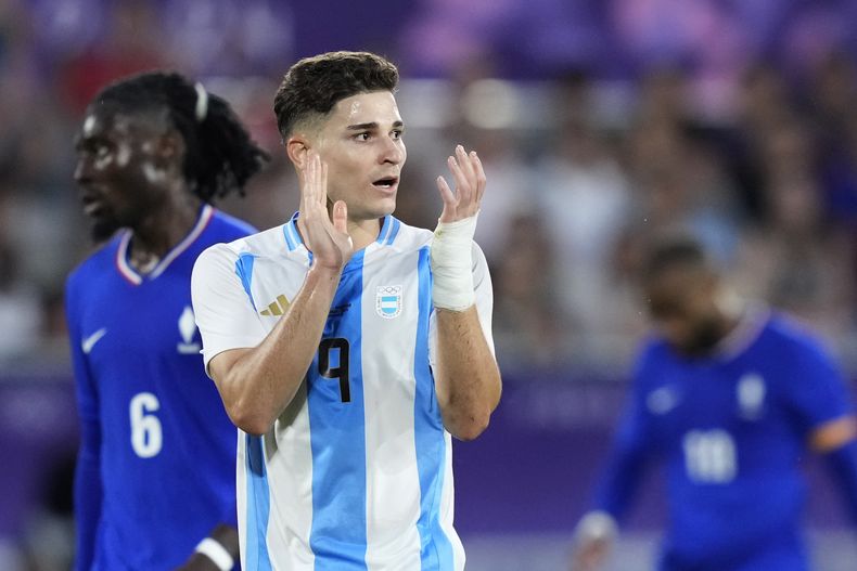 Julián Álvarez, de la selección de Argentina, aplaude durante un partido de cuartos de final de los Juegos Olímpicos ante Francia, en Burdeos, el viernes 2 de agosto de 2024 (AP Foto/Moisés Castillo)