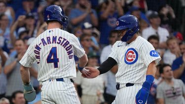 Pete Crow-Armstrong felicita a Seiya Suzuki, su compañero en los Cachorros de Chicago, luego que ambos anotaron ante los Tigres de Detroit el martes 21 de julio de 2026 (AP Foto/David Banks)