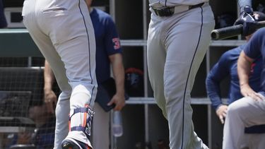 El cubano de los Astros de Houston Yordan Álvarez celebra con el dominicano Yainer Díaz tras su jonrón solitario en la primera entrada del juego ante los Medias Blancas de Chicago el jueves 20 de junio del 2024. (AP Foto/Nam Y. Huh)