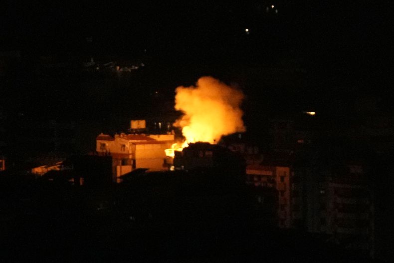 Columnas de fuego y humo se elevan después de un ataque aéreo israelí, el martes 1 de octubre de 2024, en un suburbio del sur de Beirut, Líbano. (AP Foto/Hussein Malla)