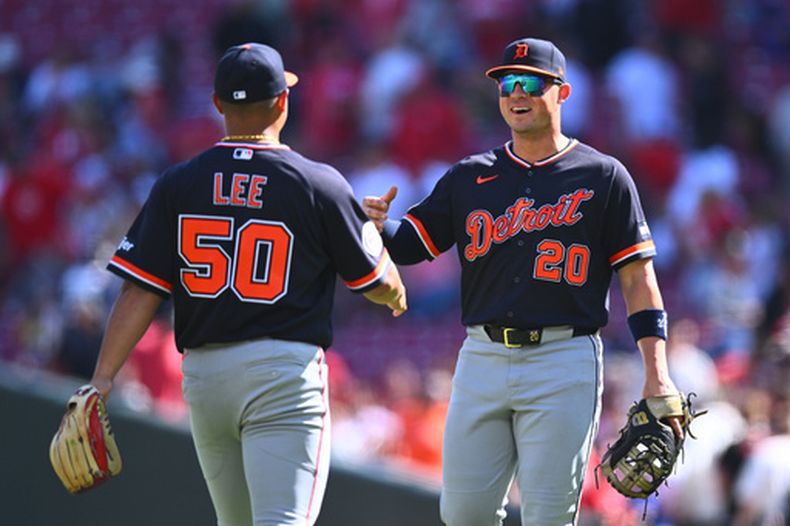 Spencer Torkelson celebra con su compañero de los Tigres de Detroit Hao-Yu Lee la victoria ante los Rojos de Cincinnati el domingo 26 de abril del 2026. (AP Foto/Ben Jackson)