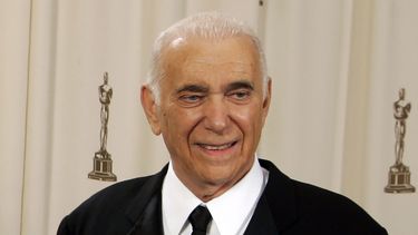 ARCHIVO - El productor Albert S. Ruddy entre bastidores después de que su película Million Dollar Baby ganara el premio a la mejor película en la 77ª edición de los Premios de la Academia el 27 de febrero de 2005 en Los Ángeles. El productor y guionista nacido en Canadá, ganador de premios Oscar por The Godfather (El padrino) y Million Dollar Baby, falleció el sábado 25 de mayo de 2024 a los 94 años. (Foto AP/Reed Saxon, archivo)