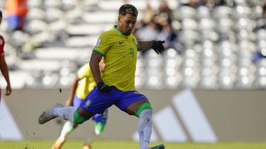 Marcos Leonardo de Brasil anota de penal durante los octavos de final del Mundial Sub20 ante Túnez en el estadio Diego Maradona de La Plata, Argentina, miércoles 31 mayo, 2023. (AP Foto/Iván Fernández)