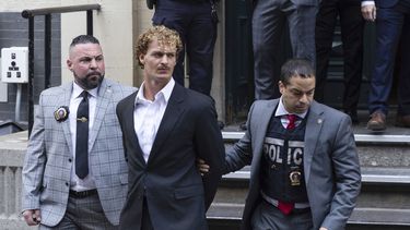 ARCHIVO - Detectives de la policía de Nueva York retiran a Daniel Penny, centro, de la comisaría el 12 de mayo de 2023. Aspirantes a la candidatura republicana han acudido en apoyo de Penny, un veterano de los Marines, filmado en video cuando sujetaba en el metro a un pasajero negro agitado con una toma de estrangulamiento que le provocó la muerte. (AP Foto/Jeenah Moon, File)