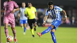 Maximiliano Meza, del Monterrey de México, dispara en el encuentro ante el Inter de Miami, el miércoles 3 de abril de 2024 en Fort Lauderdale, Florida (AP Foto/Lynne Sladky)
