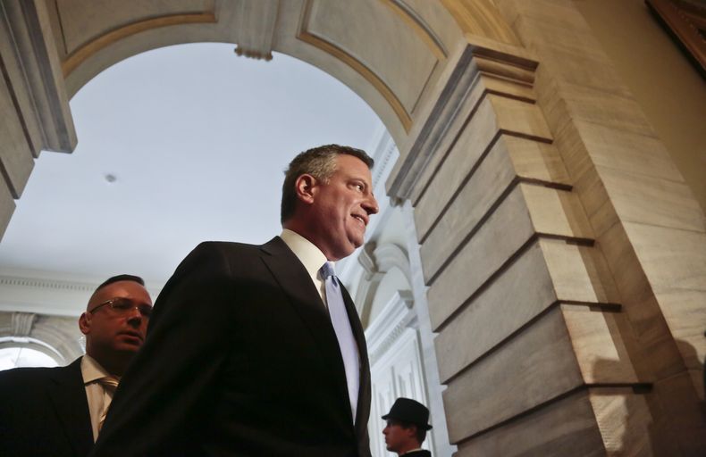 El alcalde electo de Nueva York, Bill de Blasio llega a una reuni&oacute;n con el alcalde Michael Bloomberg al Ayuntamiento de la ciudad, el mi&eacute;rcoles 6 de noviembre de 2013. Decenas de l&iacute;deres de Nueva York, De Blasio entre ellos, se reunie