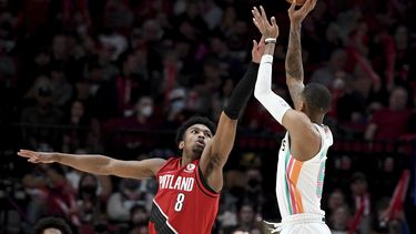 Spurs trituran a Trail Blazers 133-96