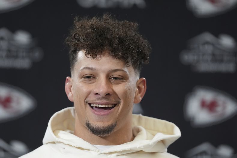 El quarterback de los Chiefs de Kansas City Patrick Mahomes (15) durante una rueda de prensa posterior a la victoria contra los Texans de Houston en los playoffs de la NFL, el sábado 18 de enero de 2025, en Kansas City, Missouri. (AP Foto//Charlie Riedel)