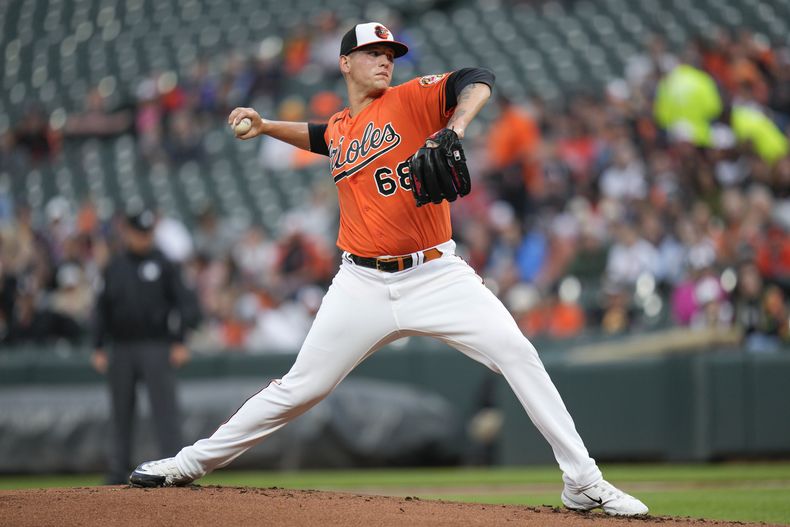 Tyler Wells, abridor de los Orioles de Baltimore, hace un lanzamiento en el juego del sábado 13 de mayo de 2023, ante los Piratas de Pittsburgh (AP Foto/Jess Rapfogel)