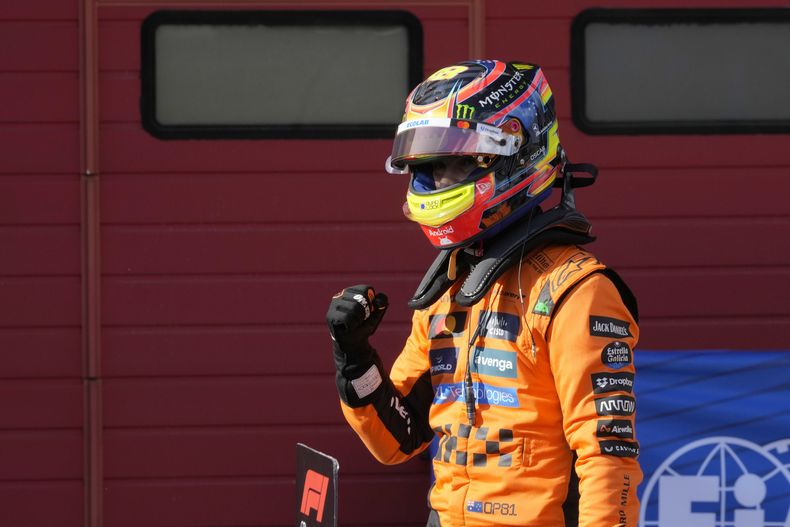 El piloto australiano Oscar Piastri de McLaren celebra al quedarse con la pole en la sesión de calificación del sábado 17 de mayo del 2025 al Gran Premio Emilia-Romaña. (AP Foto/Luca Bruno)