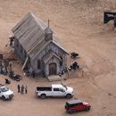 ARCHIVO - Esta fotografía aérea muestra el set de filmación de Rust, en Bonanza Creek Ranch, el 23 de octubre de 2021, en Santa Fe, Nuevo México. Una jueza de Nuevo México considera una serie de restricciones a las pruebas, testimonios y argumentos antes del juicio de Alec. Baldwin. La audiencia previa al juicio del lunes 8 de julio de 2024 prepara el escenario para que Baldwin comparezca ante el tribunal esta semana por un solo cargo de homicidio involuntario por la muerte de un director de fotografía. (Foto AP/Jae C. Hong, archivo)