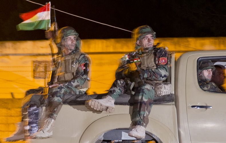 Combatientes peshmerga curdo-iraqu&iacute;es parten de las afueras de la localidad turca de Suruc hacia la frontera entre Turqu&iacute;a y Siria, en su camino a la ciudad siria de Kobani, el 31 de octubre de 2014. (Foto AP/Vadim Ghirda)