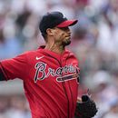 Charlie Morton, abridor de los Bravos de Atlanta, hace un lanzamiento en el juego ante los Medias Blancas de Chicago, el viernes 14 de julio de 2023 (AP Foto/John Bazemore)