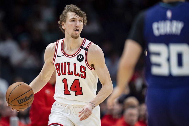 El alero de los Bulls de Chicago Matas Buzelis avanza con el balón en el encuentro ante los Hornets de Charlotte el domingo 6 de abril del 2025. (AP Foto/Jacob Kupferman)