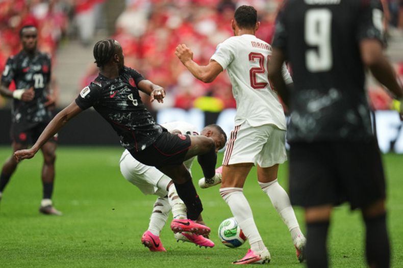 El canadiense Ismael Kone, a la izquierda, cae derribado por una falta del qatarí Assim Madibo durante el partido por el Grupo B del Mundial, el jueves 18 de junio de 2026, en Vancouver. (AP Foto/Abbie Parr)