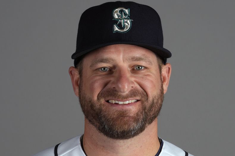 ARCHIVO - Foto del 2023 del entrenador Stephen Vogt con los Marineros de Seattle. El lunes 23 de octubre del 2023, Vogt se entrevistará por segunda vez para el papel de mánager de los Guardianes de Cleveland. (AP Foto/Charlie Riedel, Archivo)