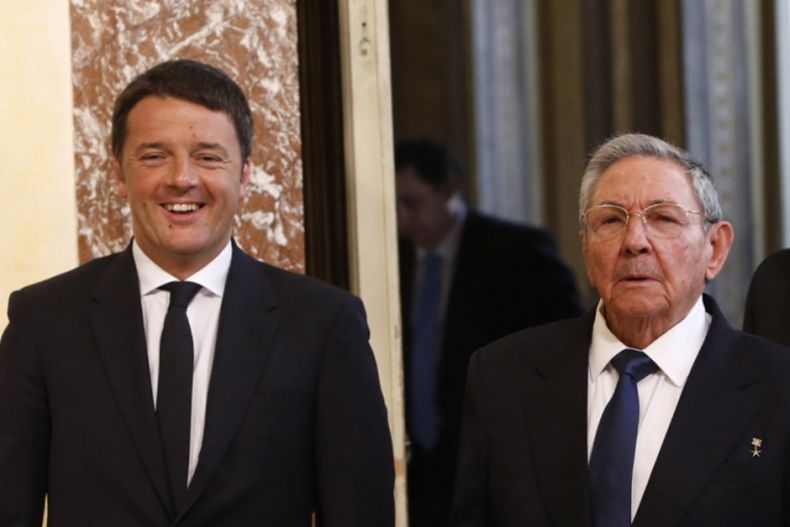 Matteo Renzi y Raúl Castro recibió a Raúl Castro en mayo de 2015.