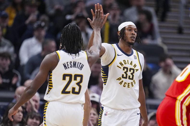 El pívot de los Pacers de Indiana, Myles Turner (33), celebra una canasta y una falta contra los Hawks de Atlanta durante la primera mitad de un partido de baloncesto de la NBA en Indianápolis, el sábado 1 de febrero de 2025. (AP Foto/Michael Conroy)