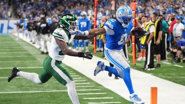 Jahmyr Gibbs (0), de los Lions de Detroit, corre para un touchdown superando a Brandon Stephens, de los Jets de Nueva York, durante la segunda mitad del partido de la NFL del domingo 27 de septiembre de 2026, en Detroit. (AP Foto/Paul Sancya)