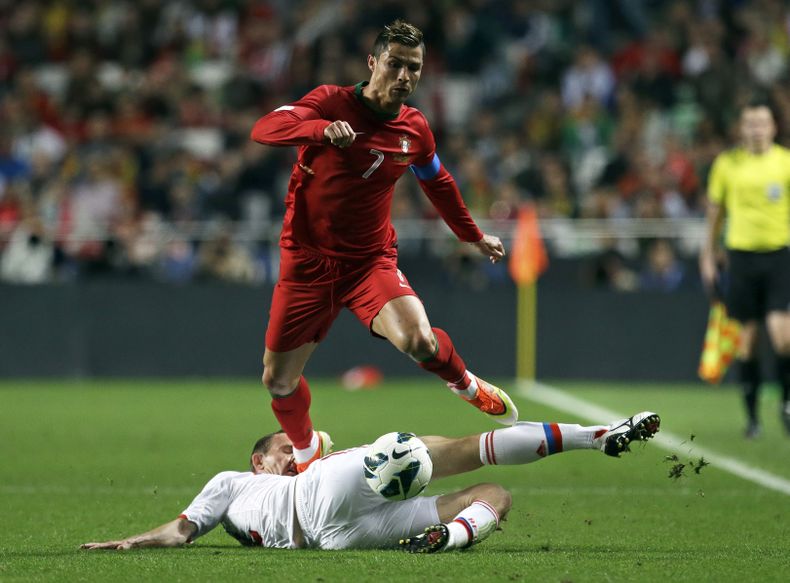 El jugador de la selecci&oacute;n de Portugal, Cristiano Ronaldo, arriba, disputa un bal&oacute;n en un partido contra Rusia el 7 de junio de 2013 en Lisboa. (AP Photo/Armando Franca, File) - SEE FURTHER WORLD CUP CONTENT AT APIMAGES.COM