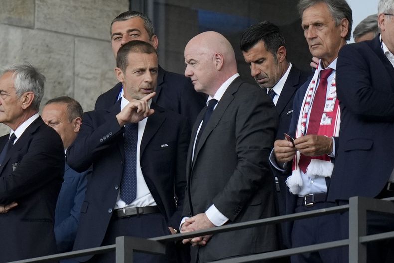 El presidente de la UEFA Aleksander Čeferin habla con el presidente de la FIFA Gianni Infantino antes del duelo entre Suiza e Italia de los octavos de final de la Eurocopa el sábado 29 de junio del 2024. (AP Foto/Matthias Schrader)