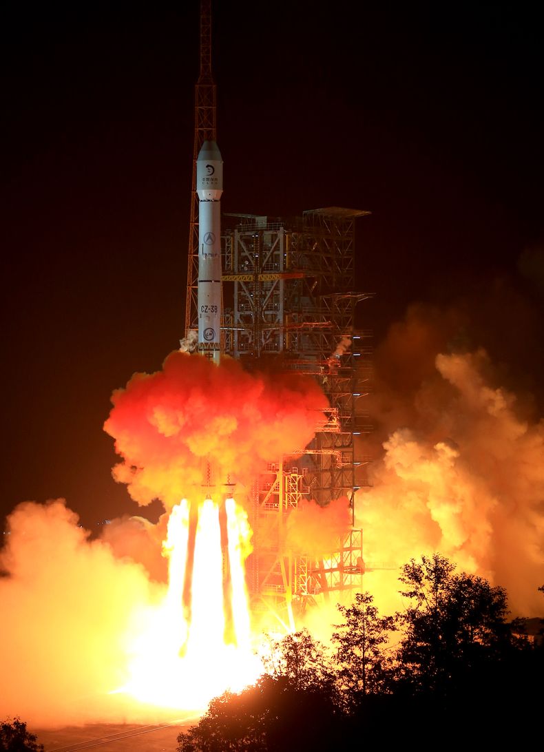 El cohete Long March 3B  que lleva una sonda lunar Change-3 en una foto de la agencia oficial de noticias Xinhua en el momento del lanzamiento de Centro de Lanzamientos de Sat&eacute;lites Xichang, en el suroeste de la China. el lunes 2 de diciembre del