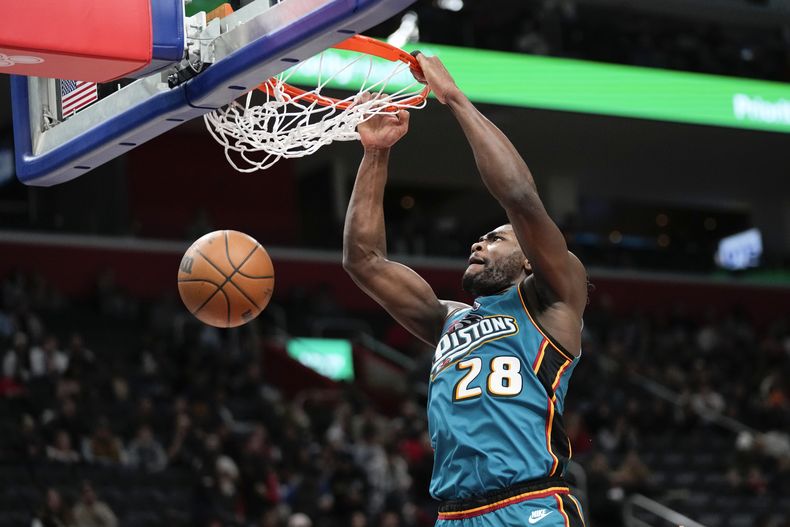 ARCHIVO- El pívot de los Pistons de Detroit, Isaiah Stewart (28), clava el balón en un partido de baloncesto en contra de los Suns de Phoenix en la segunda mitad, el 4 de febrero de 2023, en Detroit. Los Pistons y Stewart acordaron una extensión de cuatro años y 64 millones de dólares, de acuerdo con una persona con conocimiento de la negociación, el lunes 10 de julio de 2023. (AP Foto/Paul Sancya, Archivo)
