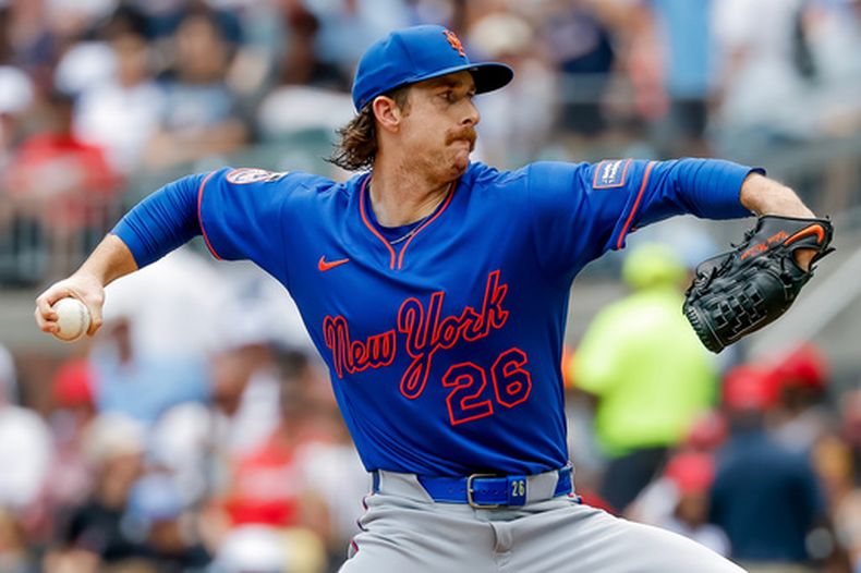 El lanzador de los Mets de Nueva York, Nolan McLean, realiza un lanzamiento hacia un bateador de los Bravos de Atlanta durante la primera entrada de un partido de béisbol, el domingo 5 de julio de 2026, en Atlanta. (Foto AP/Erik S. Lesser)