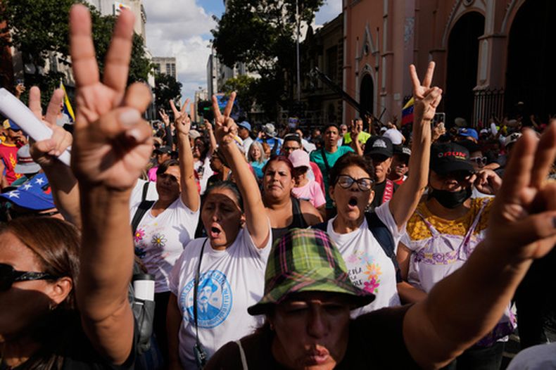 Simpatizantes del gobierno venezolano exigen que Estados Unidos libere al presidente Nicolás Maduro el domingo 4 de enero de 2026, en Caracas, Venezuela. (AP Foto/Ariana Cubillos)