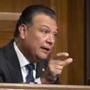 El senador Alex Padilla, demócrata de California, habla durante una audiencia de la Comisión de Asuntos Jurídicos del Senado en el Capitolio, el martes 10 de diciembre de 2024, en Washington. (AP foto/Mark Schiefelbein)
