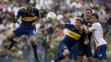 americateve | Daniel D&iacute;az, del Boca Juniors, remata de cabeza para anotar el gol de su equipo en el partido contra Tigre, correspondiente a la 15ta fecha del Inicial argentino, el domingo 10 de noviembre de 2013   (AP Foto/Eduardo Di Baia)