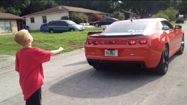 video: nino se saca diente con un auto