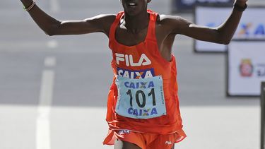 americateve | El keniano Edwin Kipsang Rotich cruza la meta para ganar la carrera de San Silvestre en Sao Paulo, Brasil, el martes 31 de diciembre de 2013. (AP Foto/Nelson Antoine)