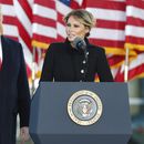 Trump dice adiós a Washington, pero insinúa regresar