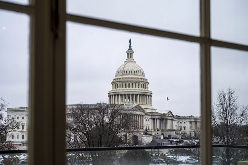 El Capitolio, visto a través de una ventana, en el edificio de oficinas de Cannon House en Washington, el jueves 13 de febrero de 2025. (AP Foto/J. Scott Applewhite)