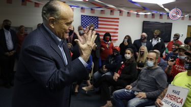 Caso de emails deja ver riesgo de Giuliani para Trump