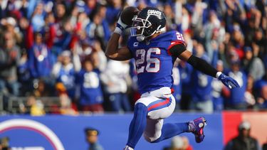 ARCHIVO - Saquon Barkley de los Giants de Nueva York anota un touchdown ante los Commanders de Washington, el domingo 4 de diciembre de 2022, en East Rutherford, Nueva Jersey. (AP Foto/John Munson)