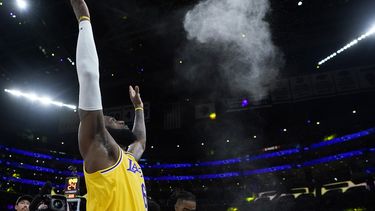 En foto del 8 de mayo del 2023, el alero de los Lakers de Los Ángeles LeBron James lanza polvo blanco al aire antes del juego 4 de las semifinales de la Conferencia Oeste ante los Warriors de Golden State. (AP Foto/Marcio Jose Sanchez)