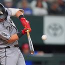 Chase Meidroth, de los Medias Blancas de Chicago, pega un sencillo productor en el juego del miércoles 22 de julio de 2026 ante los Rangers de Texas (AP Foto/LM Otero)