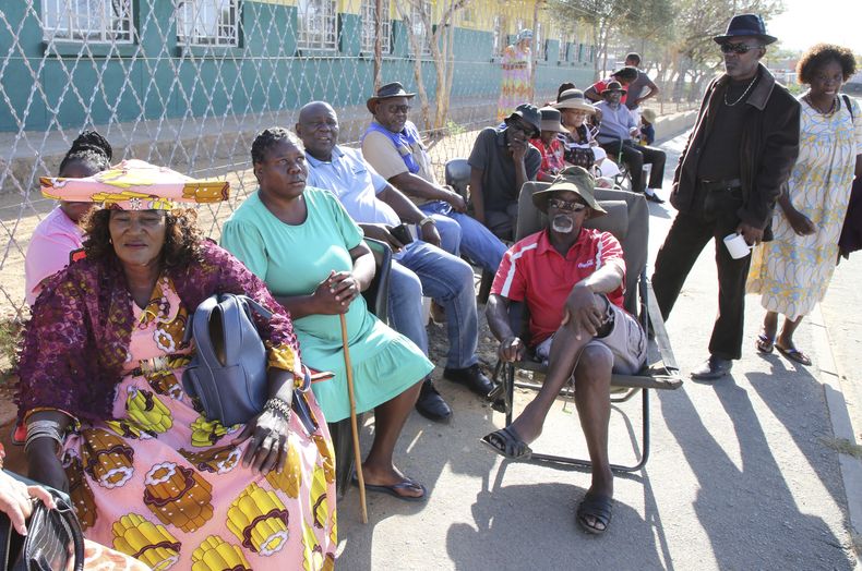 Namibios esperan en fila para votar en la elección presidencial en Windhoek, Namibia, el 27 de noviembre de 2024. (AP Foto/Dirk Heinrich)