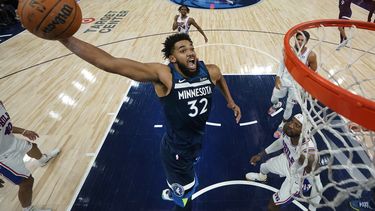 Karl-Anthony Towns, de los Timberwolves de Minnesota, salta para realizar una clavada en el duelo ante los 76ers de Filadelfia, el miércoles 22 de noviembre de 2023, en Minneapolis. (AP Foto/Abbie Parr)