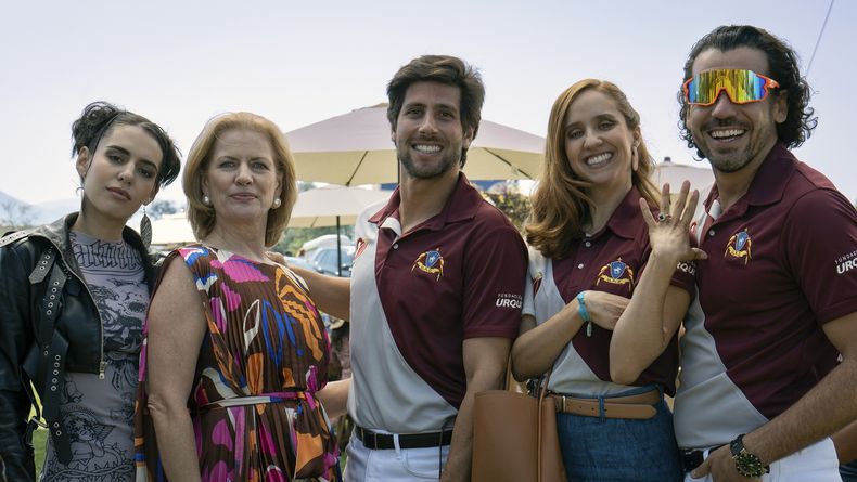 En esta imagen proporcionada por Prime Video, de izquierda a derecha, Camila Valero, Lisa Owen, Diego Klein, Adriana Montes de Oca y Roberto Quijano en una escena de Mala fortuna. (Prime Video vía AP)
