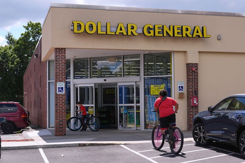 ARCHIVO - Unos niños van en bicicleta a la tienda Dollar General, el 21 de agosto de 2025, en Nashua, Nueva Hampshire. (Foto AP/Charles Krupa, archivo)